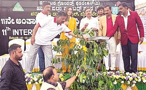 ಸಕಲೇಶಪುರದಲ್ಲಿ ಆಯೋಜಿಸಿದ್ದ ಅಂತರಾಷ್ಟ್ರೀಯ ಕಾಫಿ ದಿನ ಕಾರ್ಯಕ್ರಮವನ್ನು ಗಣ್ಯರು ಉದ್ಘಾಟಿಸಿದರು. ದೊಡ್ಡಣ್ಣ,  ಸಿಮೆಂಟ್ ಮಂಜು ಇತರರಿದ್ದರು.
