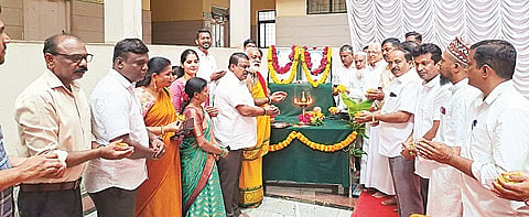 ಚನ್ನರಾಯಪಟ್ಟಣದ ಮಿನಿ ವಿಧಾನಸೌಧ ಆವರಣದಲ್ಲಿ ಆಯೋಜಿಸಿದ್ದ ಕಾರ್ಯಕ್ರಮದಲ್ಲಿ ಗಾಂಧೀಜಿ ಲಾಲ್ ಬಹದ್ದೂರ್ ಶಾಸ್ತ್ರಿ   ಅವರ ಭಾವಚಿತ್ರಕ್ಕೆ ಗಣ್ಯರು ಪುಷ್ಪಾರ್ಚನೆ ಸಲ್ಲಿಸಿದರು. ಸಿ.ಎನ್.ಬಾಲಕೃಷ್ಣ, ಸಿ.ಎನ್.ಮೋಹನ್, ಕವಿತಾ ರಾಜು, ಎಸ್.ಎ.ಗಣೇಶ್, ರೇಖಾ ಅನಿಲ್, ಲಕ್ಷ್ಮಮ್ಮ, ರಾಣಿಕೃಷ್ಣ, ಧರಣೇಶ್, ಆರ್.ಯತೀಶ್‌ಕುಮಾರ್ ಇದ್ದರು.