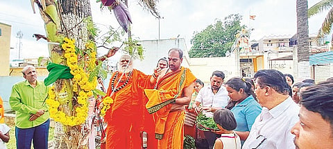 ಚನ್ನರಾಯಪಟ್ಟಣದ ಕಾಡುಬಸವೇಶ್ವರ  ದೇವಸ್ಥಾನದ ಆವರಣದಲ್ಲಿ ಡಾ.ಕರಿವೃಷಭ ದೇಶೀಕೇಂದ್ರ ಶಿವಯೋಗೀಶ್ವರ ಸ್ವಾಮೀಜಿ ಬನ್ನಿ ಕಡಿದರು. ಅಭಿನವ ಕಾಡು ಸಿದ್ದೇಶ್ವರ ಸ್ವಾಮೀಜಿ, ಸತೀಶ್ ಚಂದ್ರಶೇಖರ್, ಶಂಭುನಾಥ್, ಪ್ರಭುಸ್ವಾಮಿ ಇದ್ದರು.
