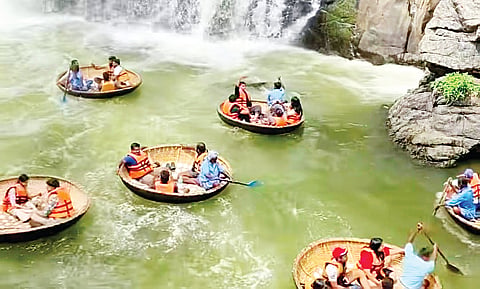 ಮಲೆಮಹದೇಶ್ವರ ಬೆಟ್ಟದ ದಾಸೋಹ ಭವನದಲ್ಲಿ ಪ್ರಾಧಿಕಾರದ ಕಾರ್ಯದರ್ಶಿ ಎ.ಈ ರಘು ಭಕ್ತರಿಗೆ ಪ್ರಸಾದ ವಿತರಿಸಿದರು.
02 ಹನೂರು 5 ಎ ಹೊಗೇನಕಲ್ ಫಾಲ್ಸ್‌ಗೆ ಭೇಟಿ ನೀಡಿದ ಪ್ರವಾಸಿಗರು ತೆಪ್ಪ ವಿಹಾರದಲ್ಲಿ ತೆರಳಿರುವುದು.