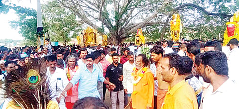 ಹನೂರು ಸಮೀಪದ ದೊಮ್ಮನಗದ್ದೆ ಗ್ರಾಮದ ಶ್ರೀ ಶನೈಶ್ಚರಸ್ವಾಮಿ ದೇಗುಲದಲ್ಲಿ ವಿವಿಧ ದೇವರ ಉತ್ಸವ ಮೂರ್ತಿಗಳ ಮೆರವಣಿಗೆ ಸಾವಿರಾರು ಭಕ್ತರ ನಡುವೆ ವಿಜೃಂಭಣೆಯಿಂದ ನೆರವೇರಿತು.