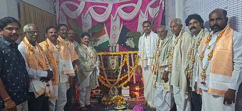ಸಿರಗುಪ್ಪ ಪೊಲೀಸ್ ಠಾಣೆಯಲ್ಲಿ ಆಯುಧ ಪೂಜೆ ಮಾಡಲಾಯಿತು. ಪಿಎಲ್‌ಡಿ ಬ್ಯಾಂಕ್ ಅಧ್ಯಕ್ಷ ಚೊಕ್ಕಬಸನಗೌಡ, ವಾಲ್ಮೀಕಿ ವಿದ್ಯಾ ಅಭಿವೃದ್ಧಿ ಟ್ರಸ್ಟ್ ಅಧ್ಯಕ್ಷ ಬಿ.ಎಂ.ಸತೀಶ್, ಪಿಎಸ್‌ಐ ಪರಶುರಾಮ ಇತರರಿದ್ದರು.