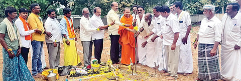 ಹಗರಿಬೊಮ್ಮನಹಳ್ಳಿ ತಾಲೂಕಿನ ಉಲವತ್ತಿ ಗ್ರಾಮದಲ್ಲಿ ಶ್ರೀ ಬಸವಲಿಂಗೇಶ್ವರ ದೇಗುಲ ನಿರ್ಮಾಣಕ್ಕೆ ಶಾಸಕ ಕೆ.ನೇಮಿರಾಜ್ ನಾಯ್ಕ ಭೂಮಿಪೂಜೆ ನೆರವೇರಿಸಿದರು. ನಂದಿಪುರದ ಡಾ.ಮಹೇಶ್ವರ ಸ್ವಾಮೀಜಿ, ದೇಗುಲ ಸಮಿತಿ ಅಧ್ಯಕ್ಷ ಆರ್.ಶಿವಕುಮಾರ ಗೌಡ, ಗೌರವಾಧ್ಯಕ್ಷ ಜೆ.ಎಂ.ಸತ್ಯಮೂರ್ತಿ, ಕಾರ್ಯದರ್ಶಿ ಬಡಿಗೇರ್ ಕೊಟ್ರೇಶ, ಖಜಾಂಚಿ ಆಡೂರ್ ಬಸವರಾಜ ಇತರರಿದ್ದರು.