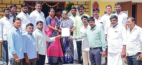 ಕಂಪ್ಲಿ ತಾಲೂಕಿನ ಎಮ್ಮಿಗನೂರು ಗ್ರಾಮದಲ್ಲಿ ವಿವಿಧ ಸಂಘಟನೆಗಳ ಪದಾಧಿಕಾರಿಗಳು ಗ್ರಾಪಂ ಅಧ್ಯಕ್ಷೆ ಎಚ್.ಜೆ.ಶಾರದಾ, ಪಿಡಿಒ ಹಾಲಹರವಿ ಶೇಷಗಿರಿಗೆ ಮನವಿ ಸಲ್ಲಿಸಿದರು. ಗ್ರಾಪಂ ಉಪಾಧ್ಯಕ್ಷ ಎಚ್.ಗಾದಿಲಿಂಗಪ್ಪ, ಸದಸ್ಯೆ ಮುದ್ದೆ ಈರಮ್ಮ, ಕಾರ್ಯದರ್ಶಿ ದೇವರಾಜ್, ಕರವೇ ಪದಾಧಿಕಾರಿ ಎಚ್.ಪಂಪಾಪತಿ ಇತರರಿದ್ದರು.