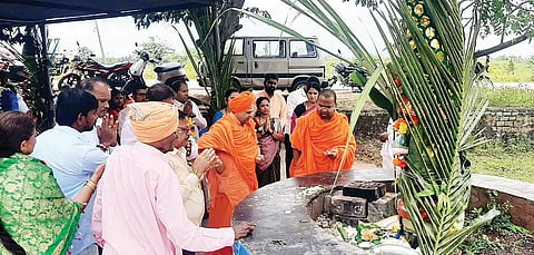 ವಿಜಯದಶಮಿಯ ನಿಮಿತ್ತ ಹೂವಿನಹಡಗಲಿಯ ದೊಡ್ಡಬಸವೇಶ್ವರ ಸ್ವಾಮಿ ಗದ್ದುಗೆಗೆ ನಂದಿಪುರದ ಮಹೇಶ್ವರ ಸ್ವಾಮೀಜಿ ವಿಶೇಷ ಪೂಜೆ ಸಲ್ಲಿಸಿದರು. ಶಾಖಾ ಗವಿಮಠದ ಡಾ.ಹಿರಿಶಾಂತವೀರ ಸ್ವಾಮೀಜಿ, ಸೋಗಿ ಗ್ರಾಮದ ಎ.ಎಂ.ಹಾಲಯ್ಯ ಶಾಸ್ತ್ರಿ, ದೊಡ್ಡಬಸವೇಶ್ವರ ಗದ್ದುಗೆ ಸಮಿತಿಯ ಡಾ.ಜಂಬಣ್ಣ ಯಲಗಚ್ಚಿನ ಇತರರಿದ್ದರು.