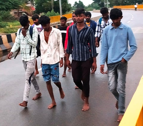 ನಂಜನಗೂಡು ತಾಲೂಕಿನ ಹದಿನಾರು ಮೋಳೆ ಗ್ರಾಮದ ಯುವಕರು ಶನಿವಾರ ಕಾಲ್ನಡಿಗೆ ಮೂಲಕ ಮಲೆಮಹದೇಶ್ವರ ಬೆಟ್ಟಕ್ಕೆ ತೆರಳುತ್ತಿರುವುದು.