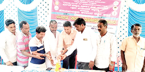ಗುಂಡ್ಲುಪೇಟೆ ತಾಲೂಕಿನ ಕಬ್ಬಹಳ್ಳಿ ಗ್ರಾಮಪಂಚಾಯಿತಿ ಆವರಣದಲ್ಲಿ ಆಯೋಜಿಸಿದ್ದ ಉಚಿತ ಕಣ್ಣಿನ ತಪಾಸಣಾ ಶಿಬಿರವನ್ನು ಶಿವಶಂಕರ್ ಉದ್ಘಾಟಿಸಿದರು.