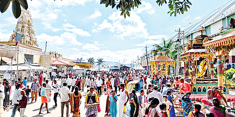 ಮಲೆಮಹದೇಶ್ವರ ಬೆಟ್ಟದ ಮಾದಪ್ಪನ ಸನ್ನಿಧಿ ಆವರಣದಲ್ಲಿ ಭಾನುವಾರ ನೆರೆದಿದ್ದ ಭಕ್ತರು.