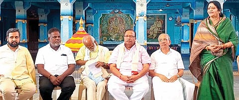 ಕಂಪ್ಲಿಯಲಿ ನಿರ್ಮಲ ತುಂಗಭದ್ರಾ ಅಭಿಯಾನದ ಮೂರನೇ ಹಂತದ ಪಾದಯಾತ್ರೆ ಪೂರ್ವಭಾವಿ ಸಭೆಯಲ್ಲಿ ಅಭಿಯಾನದ ರಾಯಭಾರಿ ಲಲಿತಾರಾಣಿ ರಂಗದೇವರಾಯಲು ಮಾತನಾಡಿದರು. ಆಂದೋಲನ ರಾಷ್ಟ್ರೀಯ ಅಧ್ಯಕ್ಷ ಬಸವರಾಜ ಪಾಟೀಲ್ ವೀರಾಪುರ, ದಕ್ಷಿಣ ಭಾರತ ಸಂಚಾಲಕ ಟಿ.ಮಾಧವನ್, ನಿರ್ಮಲ ತುಂಗಭದ್ರಾ ಅಭಿಯಾನದ ರಾಜ್ಯ ಸಂಚಾಲಕ ಮಹಿಮಾ ಪಟೇಲ್ ಇತರರಿದ್ದರು.