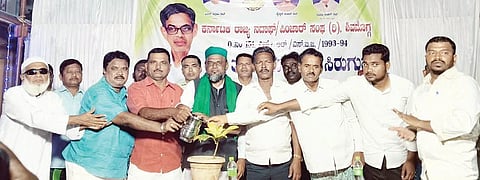 ತೆಕ್ಕಲಕೋಟೆಯಲ್ಲಿ ಪಿಂಜಾರ್ ಸಮುದಾಯದ ಸರ್ಕಾರಿ ನೌಕರರು ಹಾಗೂ ಸಾಧಕರಿಗೆ ಸನ್ಮಾನ ಕಾರ್ಯಕ್ರಮವನ್ನು ಕರ್ನಾಟಕ ರಾಜ್ಯ ನದಾಫ್/ಪಿಂಜಾರ್ ಸಂಘದ ತಾಲೂಕು ಅಧ್ಯಕ್ಷ ಎನ್.ವಲಿಪೀರ್ ಉದ್ಘಾಟಿಸಿದರು. ಸಂಘದ ತಾಲೂಕು ಕಾರ್ಯದರ್ಶಿ ಎಂ.ಖಾದರ್ ವಲಿ, ಪೈಲ್ವಾನ್ ರಂಜಾನ್ ಸಾಬ್ ಅವರ ಮೊಮ್ಮಗ ಶರ್ಮಾಸ್ ವಲಿ ಇತರರಿದ್ದರು.