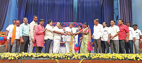 ಪಿರಿಯಾಪಟ್ಟಣದ ದೇವರಾಜ ಅರಸು ಭವನದಲ್ಲಿ ಮಂಗಳವಾರ ಹಮ್ಮಿಕೊಳ್ಳಲಾಗಿದ್ದ ಶ್ರೀ ಮಹರ್ಷಿ ವಾಲ್ಮೀಕಿ ಜಯಂತ್ಯುತ್ಸವ ಕಾರ್ಯಕ್ರಮವನ್ನು ನಿತಿನ್ ವೆಂಕಟೇಶ್ ಉದ್ಘಾಟಿಸಿದರು. ಎಚ್.ಡಿ.ಗಣೇಶ್, ಪ್ರೊ.ನಂಜುಂಡಸ್ವಾಮಿ, ನಿಸರ್ಗಪ್ರಿಯ, ಸುನಿಲ್‌ಕುಮಾರ್, ಕೆ.ಆರ್.ನಿರೂಪ, ಪಿ.ಪಿ.ಪುಟ್ಟಯ್ಯ, ಪಿ.ಎಸ್.ಹರೀಶ್ ಇತರರು ಇದ್ದರು.
