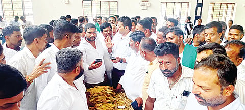 ಎಚ್.ಡಿ.ಕೋಟೆ ಪಟ್ಟಣದ ಶಾಂತಿಪುರದಲ್ಲಿರುವ ತಂಬಾಕು ಮಾರುಕಟ್ಟೆ ಪ್ಲಾಟ್‌ಫಾರಂ 65 ರಲ್ಲಿ ತಂಬಾಕು ಹರಾಜಿಗೆ ಚಾಲನೆ ಶಾಸಕ ಅನಿಲ್ ಕುಮಾರ್ ಚಾಲನೆ ನೀಡಿದರು. ಎಚ್.ವಿ.ವಿಜಯಕುಮಾರ್, ಮೊತ್ತ ಬಸವರಾಜಪ್ಪ, ಬಿ.ವಿ.ಬಸವರಾಜು, ಕೆಂಡಗಣ್ಣಸ್ವಾಮಿ, ಶಿವರಾಜಪ್ಪ, ಆನಂದ, ವಡ್ಡರಗುಡಿ ಬಸವರಾಜು ಇತರರು ಇದ್ದರು.