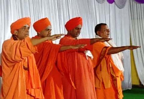 ಲಿಂಗಸುಗೂರು ಶ್ರೀ ವಿಜಯಮಹಾಂತೇಶ್ವರ ಶಾಖಾ ಅನುಭವ ಮಂಟಪದಲ್ಲಿ ಸ್ವಾಮೀಜಿಗಳು ಸಂವಿಧಾನ ಪೀಠಿಕೆ ಪ್ರತಿಜ್ಞಾವಿಧಿ ಸ್ವೀಕರಿಸಿದರು. ಜಗದ್ಗುರು ಶೂನ್ಯ ಸಂಪಾದನಾ ಪೀಠ ಹುಣಸಿಕೊಳ್ಳ ಮಠದ ಶ್ರೀ ಸಿದ್ಧಬಸವ ದೇವರು, ಇಳಕಲ್ ಚಿತ್ತರಗಿ ಶ್ರೀ ವಿಜಯಮಹಾಂತೇಶ್ವರ ಸಂಸ್ಥಾನ ಮಠದ ಗುರುಮಹಾಂತ ಸ್ವಾಮೀಜಿ, ವಿಜಯಮಹಾಂತೇಶ್ವರ ಶಾಖಾ ಅನುಭವ ಮಂಟಪದ ಸಿದ್ಧಲಿಂಗ ಸ್ವಾಮೀಜಿ, ಹುಣಸಿಹಾಳ ಸಂಗನಬಸವ ದೇವರು ಇದ್ದರು.