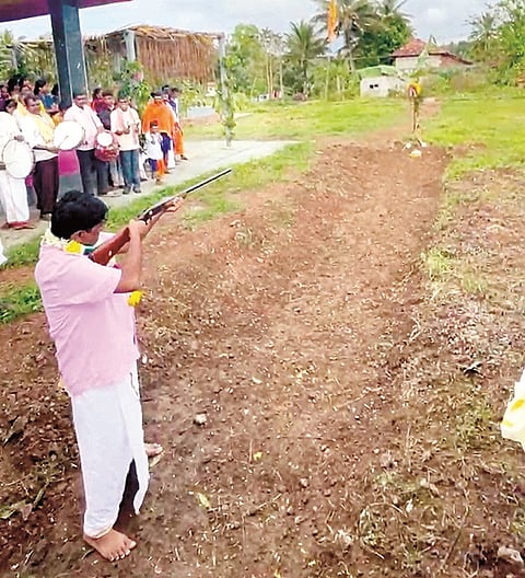 ನಾಕಲಗೂಡು ಗ್ರಾಮದಲ್ಲಿ ಆಯುಧ ಪೂಜೆ ಹಾಗೂ ವಿಜಯದಶಮಿಯನ್ನು ಸಂಭ್ರಮದಿಂದ ಆಚರಿಸಲಾಯಿತು.