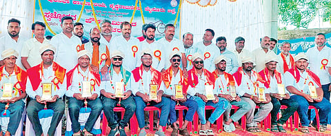 ಕೆ.ಆರ್.ನಗರದ ಪುರಸಭೆ ಆವರಣದಲ್ಲಿ ಆಯೋಜಿಸಿದ್ದ ಕಾರ್ಯಕ್ರಮದಲ್ಲಿ ಪೌರಕಾರ್ಮಿಕರನ್ನು ಸನ್ಮಾನಿಸಲಾಯಿತು. ಕೆ.ನಂಜಪ್ಪ ಬಸವನಗುಡಿ, ರಮೇಶ್, ಶಿವುನಾಯಕ್, ಮಿಕ್ಸರ್ ಶಂಕರ್, ಕೋಳಿಪ್ರಕಾಶ್, ಕೆ.ಎಲ್.ಜಗದೀಶ್, ಉಮೇಶ್, ನಟರಾಜ್ ಇತರರಿದ್ದರು.