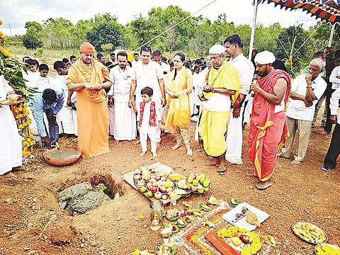 ಶ್ರವಣಬೆಳಗೊಳ ಸಮೀಪದ ಶ್ರೀಧವಲತೀರ್ಥಂನಲ್ಲಿ ಗುರುಕುಲ ಕಟ್ಟಡ ನಿರ್ಮಾಣಕ್ಕೆ  ಸ್ವಸ್ತಿಶ್ರೀ ಚಾರುಕೀರ್ತಿ ಭಟ್ಟಾರಕ ಪಂಡಿತಾಚಾರ್ಯವರ್ಯ ಸ್ವಾಮೀಜಿ ಗುರುವಾರ ಭೂಮಿಪೂಜೆ ನೆರವೇರಿಸಿದರು.