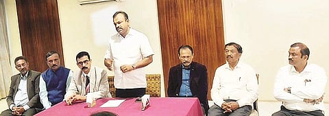 ಬೆಂಗಳೂರಿನ ಗಾಲ್ಫ್ ಕ್ಲಬ್ನಲ್ಲಿ ಆಯೋಜಿಸಿದ್ದ ಪೂರ್ವಭಾವಿ ಸಭೆಯಲ್ಲಿ ಸದಾನಂದ ಮಾವಾಜಿ ಮಾತನಾಡಿದರು. 