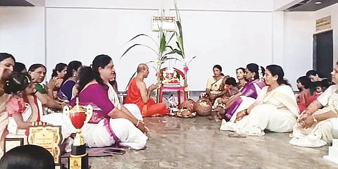 ಚೇರಂಬಾಣೆ ಗೌಡ ಮಹಿಳಾ ಒಕ್ಕೂಟದ ವತಿಯಿಂದ ಕಾರುಗುಂದ ಗೌಡ ಸಮಾಜದ ಸಭಾಂಗಣದಲ್ಲಿ ಶಾರದಾ ಪೂಜೆ ಆಯೋಜಿಸಲಾಗಿತ್ತು.
