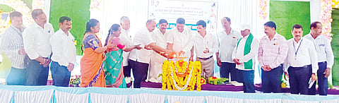 ಬೆಟ್ಟದಪುರದಲ್ಲಿ ಶ್ರೀ ಕ್ಷೇತ್ರ ಧರ್ಮಸ್ಥಳ ಗ್ರಾಮಾಭಿವೃದ್ಧಿ ಯೋಜನೆ ಮತ್ತು ಕೊಡಗು ಜಿಲ್ಲಾ ಅಖಿಲ ಕರ್ನಾಟಕ ಜನಜಾಗೃತಿ ವೇದಿಕೆ ಟ್ರಸ್ಟ್ ವತಿಯಿಂದ ಆಯೋಜಿಸಿದ್ದ ಗಾಂಧಿ ಸ್ಮರಣೆ ಮತ್ತು ನವಜೀವನೋತ್ಸವ ಕಾರ್ಯಕ್ರಮವನ್ನು ಗಣ್ಯರು ಉದ್ಘಾಟಿಸಿದರು. ರಾಜಶೇಖರ್, ಲಕ್ಷ್ಮಿ, ಕೆ.ಸತೀಶ್ ಹೊನ್ನವಳ್ಳಿ, ಎಂ.ಬಿ.ಅಭಿಮನ್ಯು ಕುಮಾರ್, ಎ.ಟಿ.ರಂಗಸ್ವಾಮಿ ಇತರರು ಇದ್ದರು.