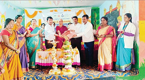 ಯಲಬುರ್ಗಾ ತಾಲೂಕಿನ ಬೇವೂರು ಗ್ರಾಮದ ಶಿಶುಪಾಲನಾ ಕೇಂದ್ರದಲ್ಲಿ ಹಮ್ಮಿಕೊಂಡಿದ್ದ ರಾಷ್ಟ್ರೀಯ ಪೋಷಣ ಮಾಸಾಚರಣೆ ಕಾರ್ಯಕ್ರಮವನ್ನು ಮಹಿಳಾ ಮತ್ತು ಮಕ್ಕಳ ಕಲ್ಯಾಣ ಇಲಾಖೆ ಜಿಲ್ಲಾ ನಿರೂಪಣಾಧಿಕಾರಿ ನಟರಾಜ ಉದ್ಘಾಟಿಸಿದರು. ಸಿಡಿಪಿಒ ಬೆಟದೇಶ ಮಾಳೆಕೊಪ್ಪ, ಗ್ರಾಪಂ ಅಧ್ಯಕ್ಷೆ ಅಂದಮ್ಮ ಬಳಿಗಾರ, ಅಂಗನವಾಡಿ ಮೇಲ್ವಿಚಾರಕಿಯರಾದ ಜಯಲಕ್ಷ್ಮೀ ಮೆಣಸಿನಕಾಯಿ, ಇತರರಿದ್ದರು.