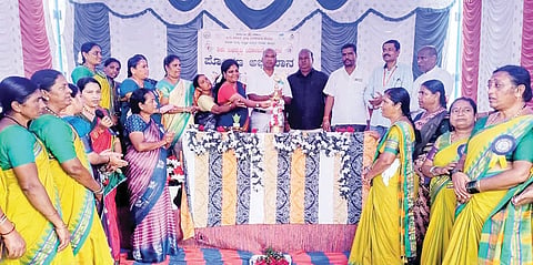 ಬಿಸರಹಳ್ಳಿಯಲ್ಲಿ ಹಮ್ಮಿಕೊಂಡಿದ್ದ ಪೋಷಣಾ ಮಾಸಾಚರಣೆ ಕಾರ್ಯಕ್ರಮವನ್ನು ಮಹಿಳಾ ಮತ್ತು ಮಕ್ಕಳ ಅಭಿವೃದ್ಧಿ ಇಲಾಖೆ ಉಪನಿರ್ದೇಶಕ ಪಿ.ವೈ. ಶೆಟ್ಟಪ್ಪನವರ ಉದ್ಘಾಟಿಸಿದರು. ಗ್ರಾಪಂ ಅಧ್ಯಕ್ಷ ಮಲ್ಲಯ್ಯ ಮಠದ, ಸಿಡಿಪಿಒ ರೋಹಿಣಿ, ಎಸಿಡಿಪಿಒ ರೂಪಾ, ಪಿಡಿಒ ಶ್ರೀನಿವಾಸ, ವೈದ್ಯಾಧಿಕಾರಿ ಇರ್ಫಾನ್ ಅಂಜುಮ್ ಇತರರಿದ್ದರು.
