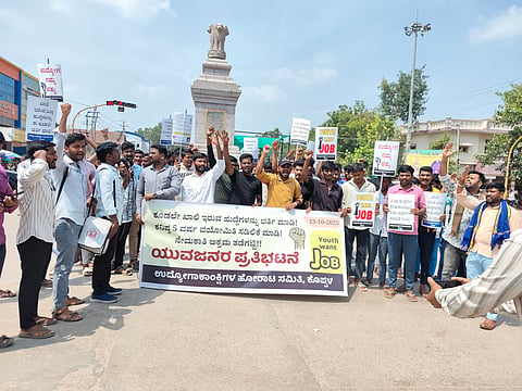 district koppal students and youths protest job