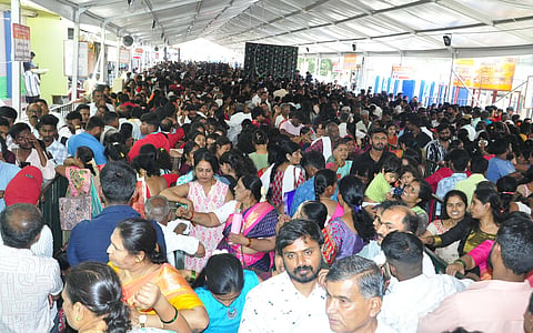 ಹಾಸನಾಂಬೆ ದರ್ಶನಕ್ಕೆ ಗಣ್ಯರ ದಂಡು