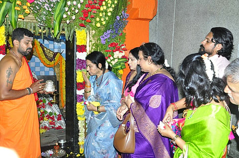 ಹಾಸನಾಂಬೆ ದರ್ಶನಕ್ಕೆ ನಟ-ನಟಿಯರು