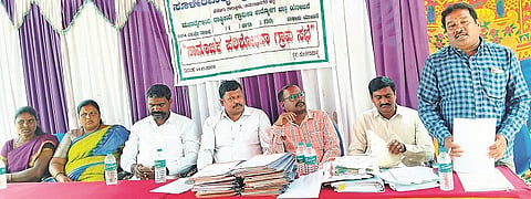 ಸೂಳೇರಿಪಾಳ್ಯ ಗ್ರಾಮ ಪಂಚಾಯಿತಿ ಆವರಣದಲ್ಲಿ ಆಯೋಜಿಸಿದ್ದ ನರೇಗಾ ಯೋಜನೆಯ ಗ್ರಾಮಸಭೆಯಲ್ಲಿ ಪಿಡಿಒ ಮಾದೇಶ್ ಮಾತನಾಡಿದರು. ಮುತ್ತುರಾಜು, ಬೇಬಿ, ಸುಧಾ, ಚಂದ್ರಮ್ಮ, ನಾರಾಯಣ್ ಇತರರು ಇದ್ದರು.  
