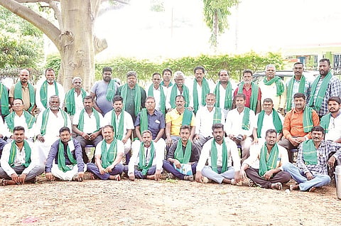 ಕೊಳ್ಳೇಗಾಲದ ಕೃಷಿ ಮಾರುಕಟ್ಟೆ ಆವರಣದಲ್ಲಿ ಮಂಗಳವಾರ ಆಯೋಜಿಸಿದ್ದ ಕಾರ್ಯಕ್ರಮದಲ್ಲಿ ತಾಲೂಕು ದಲಿತ ಹೋರಾಟ ರೈತ ಸಂಘಕ್ಕೆ ಪದಾಧಿಕಾರಿಗಳನ್ನು ಆಯ್ಕೆ ಮಾಡಲಾಯಿತು. ಸೋಮಣ್ಣ, ಗುರುಸ್ವಾಮಿ, ಡಾ.ಶಿವಕುಮಾರ್, ಶಿವಬಸವಣ್ಣ, ಮಾದು,ಕೆಂಪರಾಜು, ಬಸವರಾಜು ಇದ್ದರು.