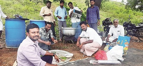 ಗುಂಡ್ಲುಪೇಟೆ ತಾಲೂಕಿನ ಕಲ್ಲುಕಟ್ಟೆ ಜಲಾಶಯ ಸಮೀಪ ರೈತರು ಬೆಳಗಿನ ಉಪಹಾರಕ್ಕೆ ಸಿದ್ಧತೆ ಮಾಡುತ್ತಿರುವುದು.