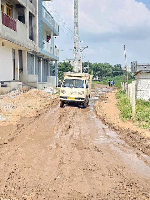 ಕಾರಟಗಿಯ ವಸುಂಧರಾ ನಗರ ಬಡಾವಣೆಗೆ ತೆರಳುವ ಮುಖ್ಯರಸ್ತೆ ಕೆಸರು ಗದ್ದೆಯಂತಾಗಿರುವುದು.