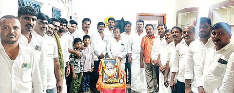 ಕಾರಟಗಿಯ ವಾಲ್ಮೀಕಿ ಮಹಾಸಭಾ ಕಚೇರಿಯಲ್ಲಿ ವೀರ ಮದಕರಿ ನಾಯಕರ ಜಯಂತಿ ಆಚರಿಸಲಾಯಿತು. ಸರ್ಕಾರಿ ನೌಕರರ ಸಂಘದ ತಾಲೂಕು ಅಧ್ಯಕ್ಷ ಹನುಮಂತಪ್ಪ ತೊಂಡಿಹಾಳ, ವಾಲ್ಮೀಕಿ ಮಹಾಸಭಾದ ತಾಲೂಕು ಪ್ರಧಾನ ಕಾರ್ಯದರ್ಶಿ ಸೋಮನಾಥ್ ಹೆಬ್ಬಡದ, ವಿಶೇಷ ಎಪಿಎಂಸಿ ಮಾಜಿ ಅಧ್ಯಕ್ಷ ಶಿವರೆಡ್ಡಿ ನಾಯಕ, ಪುರಸಭೆ ನಾಮನಿರ್ದೇಶಿತ ಸದಸ್ಯ ಸೋಮಶೇಖರ, ಮಹಾಸಭಾದ ತಾಲೂಕಾಧ್ಯಕ್ಷ ಗಿರಿಯಪ್ಪ ಬೂದಿ ಇತರರಿದ್ದರು.