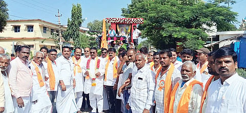 ಗಂಗಾವತಿಯ ವಿರುಪಾಪುರದಲ್ಲಿ ಆಯೋಜಿಸಿದ್ದ ವಾಲ್ಮೀಕಿ ಭಾವಚಿತ್ರದ ಮೆರವಣಿಗೆಯಲ್ಲಿ ಮಾಜಿ ಎಂಎಲ್ಸಿ ಎಚ್.ಆರ್.ಶ್ರೀನಾಥ, ಅಖಿಲ ಕರ್ನಾಟಕ ವಾಲ್ಮೀಕಿ ನಾಯಕ ಮಹಾಸಭಾ ತಾಲೂಕಾಧ್ಯಕ್ಷ ವೀರಭದ್ರಪ್ಪ ನಾಯಕ, ನಗರಸಭೆ ಮಾಜಿ ಅಧ್ಯಕ್ಷ ಜೋಗದ ಹನುಮಂತಪ್ಪ ನಾಯಕ ಇತರರಿದ್ದರು.