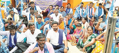 ಕರ್ನಾಟಕ ದಲಿತ ಸಂಘರ್ಷ ಸಮಿತಿಯಿಂದ ಹನೂರಿನಲ್ಲಿ ಪ್ರತಿಭಟನೆ ನಡೆಯಿತು. ನಂಜುಂಡ ವೌರ್ಯ, ಅಂಬರೀಶ್, ಸುಲೋಚನಾ, ಮಂಜುಳಾ, ಗೋವಿಂದ ಇತರರು ಇದ್ದರು. 