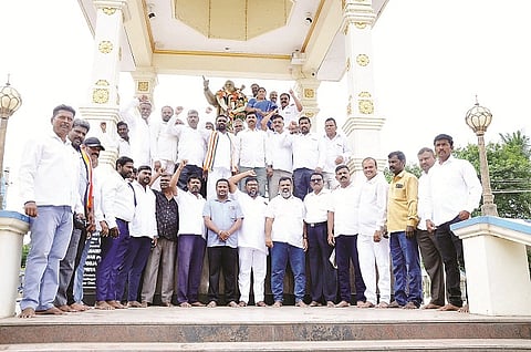 ಮೈಸೂರಿನಲ್ಲಿ ನಡೆಯುತ್ತಿರುವ ಅಂತಾರಾಷ್ಟ್ರೀಯ ಬೌದ್ಧ ಮಹಾ ಸಮ್ಮೇಳನದಲ್ಲಿ ಪಾಲ್ಗೊಳ್ಳಲು ಅಂಬೇಡ್ಕರ್ ಮತ್ತು ಬುದ್ಧನ ಅನುಯಾಯಿಗಳು ಕೊಳ್ಳೇಗಲದಿಂದ ತೆರಳುತ್ತಿರುವುದು.