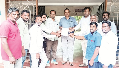 ಪಿಡಿಒ ಉಷಾರಾಣಿ ವಿರುದ್ಧ ಕ್ರಮ ವಹಿಸುವಂತೆ ನರೇಗಾ ಸಹಾಯಕ ನಿರ್ದೇಶಕ ರವೀಂದ್ರ ಅವರಿಗೆ ಮಾಂಬಳ್ಳಿ ಗ್ರಾಪಂ ಅಧ್ಯಕ್ಷ ಹಾಗೂ ಸದಸ್ಯರು ಯಳಂದೂರಿನಲ್ಲಿ ಮನವಿ ಪತ್ರ ಸಲ್ಲಿಸಿದರು.