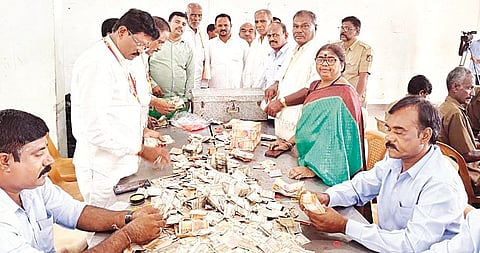 ಮಲೆ ಮಹದೇಶ್ವರ ಬೆಟ್ಟದಲ್ಲಿ ಗುರುವಾರ ಹುಂಡಿ ಹಣ ಎಣಿಕೆ ನಡೆಯಿತು. ಪ್ರಾಧಿಕಾರದ ಕಾರ್ಯದರ್ಶಿ ಎ.ಈ.ರಘು, ಉಪ ಕಾರ್ಯದರ್ಶಿ ಚಂದ್ರಶೇಖರ್, ಮರಿಸ್ವಾಮಿ, ಭಾಗ್ಯಮ್ಮ ಗಂಗನ ತಿಮ್ಮಯ್ಯ ಇತರರಿದ್ದರು. 
