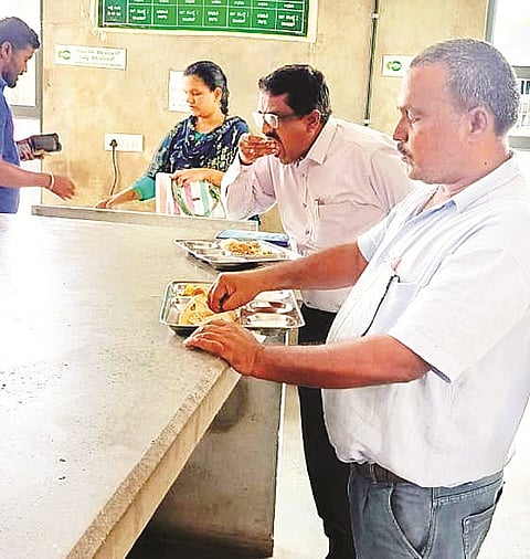 ಹನೂರಿನಲ್ಲಿ ಇಂದಿರಾ ಕ್ಯಾಂಟೀನ್‌ಗೆ ಮುಖ್ಯಾಧಿಕಾರಿ ಮಹೇಶ್‌ಕುಮಾರ್ ದಿಢೀರ್ ಭೇಟಿ ನೀಡಿ ಊಟ ಸೇವಿಸಿ ಗುಣಮಟ್ಟ ಪರೀಕ್ಷಿಸಿದರು. 