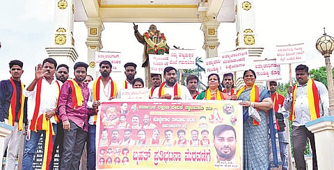 ಮೈಸೂರಿನಲ್ಲಿ 10 ವರ್ಷದ ಬಾಲಕಿಯ ಮೇಲೆ ಅತ್ಯಾಚಾರ ಎಸಗಿ ಕೊಲೆಗೈದಿರುವ ಅಪರಾಧಿಗೆ ಗಲ್ಲು ಶಿಕ್ಷೆ ವಿಧಿಸಬೇಕೆಂದು ಎಂದು ಆಗ್ರಹಿಸಿ ಪಟ್ಟಣದ ಡಾ.ಬಿ.ಆರ್.ಅಂಬೇಡ್ಕರ್ ಪ್ರತಿಮೆ ಮುಂಭಾಗ ಕರ್ನಾಟಕ ರಕ್ಷಣಾ ವೇದಿಕೆ ಸ್ವಾಭಿಮಾನಿ ಬಣದ  ಪದಾಧಿಕಾರಿಗಳು ಪ್ರತಿಭಟಿಸಿದರು.