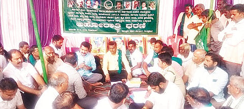 ಗುಂಡ್ಲುಪೇಟೆ ಪಟ್ಟಣದ ತಾಲೂಕು ಕಚೇರಿ ಎದುರು ರೈತರು ನಡೆಸುತ್ತಿರುವ ಪ್ರತಿಭಟನಾ ಸ್ಥಳಕ್ಕೆ ನಿರಂಜನಕುಮಾರ್ ಭೇಟಿ ನೀಡಿ ಬೆಂಬಲ ಸೂಚಿಸಿದರು. ಶಿವಪುರ ಮಹದೇವಪ್ಪ, ದಿಲೀಪ್, ಶಿವಕುಮಾರ್ ಇದ್ದರು.