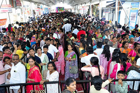 ದಾಖಲೆ ಪ್ರಮಾಣದಲ್ಲಿ ಭಕ್ತರಿಂದ ಹಾಸನಾಂಬೆ ದರ್ಶನ