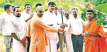 ಮಲೆಮಹದೇಶ್ವರ ಬೆಟ್ಟದ ಸಾಲೂರು ಬೃಹನ್ಮಠದ ಬಳಿಯ ಹಳ್ಳದಲ್ಲಿ ಚೆಕ್ ಡ್ಯಾಂ ಹಾಗೂ ತಡೆಗೋಡೆ ನಿರ್ಮಾಣ ಕಾಮಗಾರಿಗೆ ಶಾಸಕ ಎಂ.ಆರ್.ಮಂಜುನಾಥ್,ಡಾ.ಶ್ರೀ ಶಾಂತಮಲ್ಲಿಕಾರ್ಜುನ ಸ್ವಾಮೀಜಿ ಭೂಮಿಪೂಜೆ ನೆರವೇರಿಸಿದರು. ಎ.ಈ ರಘು, ಮಂಜೇಶ್, ವಿಜಯಕುಮಾರ್, ಅಭಿಲಾಷ್ ಇತರರು ಇದ್ದರು.
