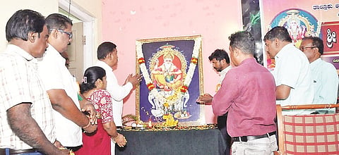 ಕೊಳ್ಳೇಗಾಲ ತಾಲೂಕು ಪಂಚಾಯಿತಿ ಸಭಾಂಗಣದಲ್ಲಿ ಆಯೋಜಿಸಿದ್ದ ಸಮಾರಂಭದಲ್ಲಿ ಗಣ್ಯರು ವಿಶ್ವ ಕರ್ಮರ ಭಾವಚಿತ್ರಕ್ಕೆ ಪುಷ್ಪಾರ್ಚನೆ ಸಲ್ಲಿಸಿದರು. ರೇಖಾ, ರಾಜೇಂದ್ರ, ಸಿದ್ದಪ್ಪಾಜಿ, ಬಸವರಾಜು, ಗುರು ಶಾಂತಪ್ಪ ಬೆಳ್ಳುಂಗುಡಿ ಇದ್ದರು.
