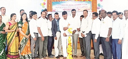  ಯಳಂದೂರು ಪಟ್ಟಣದ ಡಾ.ಬಿ.ಆರ್. ಅಂಬೇಡ್ಕರ್ ಭವನದಲ್ಲಿ ಆಯೋಜಿಸಿದ್ದ ಸಮಾರಂಭವನ್ನು ಶಾಸಕ ಎ.ಆರ್. ಕೃಷ್ಣಮೂರ್ತಿ ಉದ್ಘಾಟಿಸಿದರು. ಎಂ.ಎಸ್.ಯದುಗಿರಿ, ಜೆ.ಯೋಗೇಶ್, ಕಿನಹಳ್ಳಿ ಪ್ರಭುಪ್ರಸಾದ್,  ಮಹೇಶ್, ವಿಜಯಾ, ಎಂ.ಪಿ.ಮಹೇಶ್‌ಕುಮಾರ್, ಜೆ.ಶ್ರೀನಿವಾಸ್ ಇತರರಿದ್ದರು.