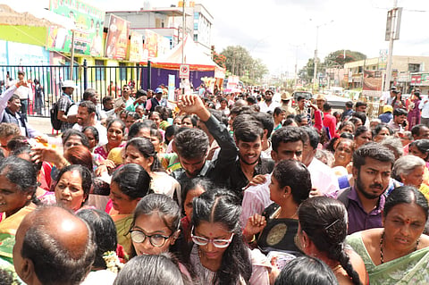 ಹಾಸನಾಂಬೆ ದರ್ಶನಕ್ಕೆ ಸಾಗರೋಪಾದಿಯಲ್ಲಿ ಭಕ್ತರು