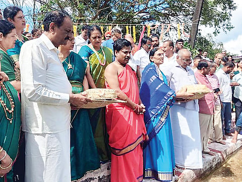 17ss1ex minister madhuswami bagana samarpane