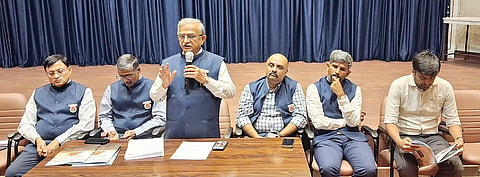 ಗಂಗಾವತಿಯ ಐಎಂಎ ಭವನದಲ್ಲಿ ಹಮ್ಮಿಕೊಂಡಿದ್ದ ವೈದ್ಯರ ರಾಜ್ಯಮಟ್ಟದ ಸಮ್ಮೇಳನದ ವಿಶೇಷ ಸಭೆಯಲ್ಲಿ ಐಎಂಎ ರಾಜ್ಯಾಧ್ಯಕ್ಷ ಡಾ.ವಿ.ವಿ.ಚಿನಿವಾಲರ್ ಮಾತನಾಡಿದರು. ತಾಲೂಕಾಧ್ಯಕ್ಷ ಡಾ.ಎ.ಎಸ್.ಎನ್.ರಾಜು, ಸಂ.ಕಾರ್ಯದರ್ಶಿ ಡಾ.ಕೆ.ಅಮರೇಶ ಪಾಟೀಲ್ ಇತರರಿದ್ದರು.