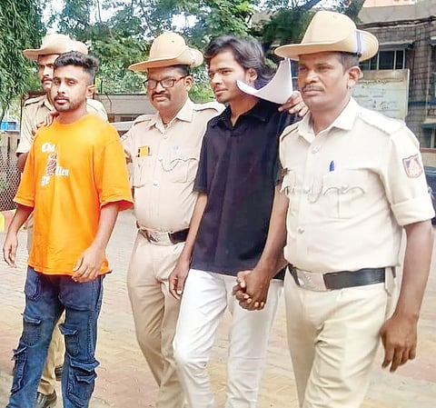 ಬಿಜೆಪಿ ಯುವ ಮೋರ್ಚಾ ನಗರಮಂಡಲ ಅಧ್ಯಕ್ಷ ಜೆ.ವೆಂಕಟೇಶ ಕೊಲೆ ಪ್ರಕರಣದಲ್ಲಿ ಭಾಗಿಯಾಗಿದ್ದ ಮೂವರನ್ನು ಗಂಗಾವತಿ ಪೊಲೀಸರು ಭಾನುವಾರ ಬಂಧಿಸಿ ನ್ಯಾಯಾಂಗ ಬಂಧನಕ್ಕೆ ಕರೆದೊಯ್ಯುತ್ತಿರುವುದು.