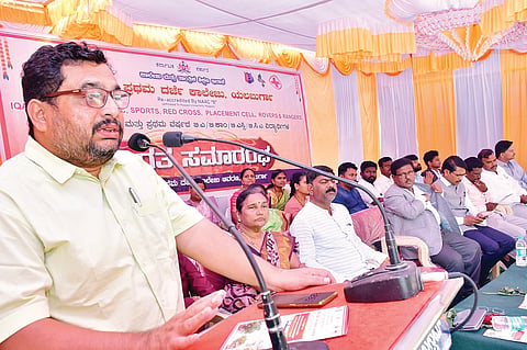 ಯಲಬುರ್ಗಾದ ಸರ್ಕಾರಿ ಪ್ರಥಮ ದರ್ಜೆ ಕಾಲೇಜಿನಲ್ಲಿ ಹಮ್ಮಿಕೊಂಡಿದ್ದ ವಿವಿಧ ಸಾಂಸ್ಕೃತಿಕ ಚಟುವಟಿಕೆಗಳ ಮತ್ತು ಪ್ರಥಮ ವರ್ಷದ ವಿದ್ಯಾರ್ಥಿಗಳ ಸ್ವಾಗತ ಕಾರ್ಯಕ್ರಮದಲ್ಲಿ ಕಾಲೇಜು ಅಭಿವೃದ್ಧಿ ಸಮಿತಿ ಉಪಾಧ್ಯಕ್ಷ ಸುಧೀರ ಕೊರ್ಲಳ್ಳಿ ಮಾತನಾಡಿದರು. ಪ್ರಾಚಾರ್ಯ ಕೆ.ಎಚ್.ಛತ್ರದ್, ಐಕ್ಯೂಎಸಿ ಸಂಚಾಲಕ ಸುರೇಶ ಕುಮಾರ ಸೊನ್ನದ, ರೆಡ್‌ಕ್ರಾಸ್ ಸಂಚಾಲಕಿ ನಂದಾ ಇತರರಿದ್ದರು.